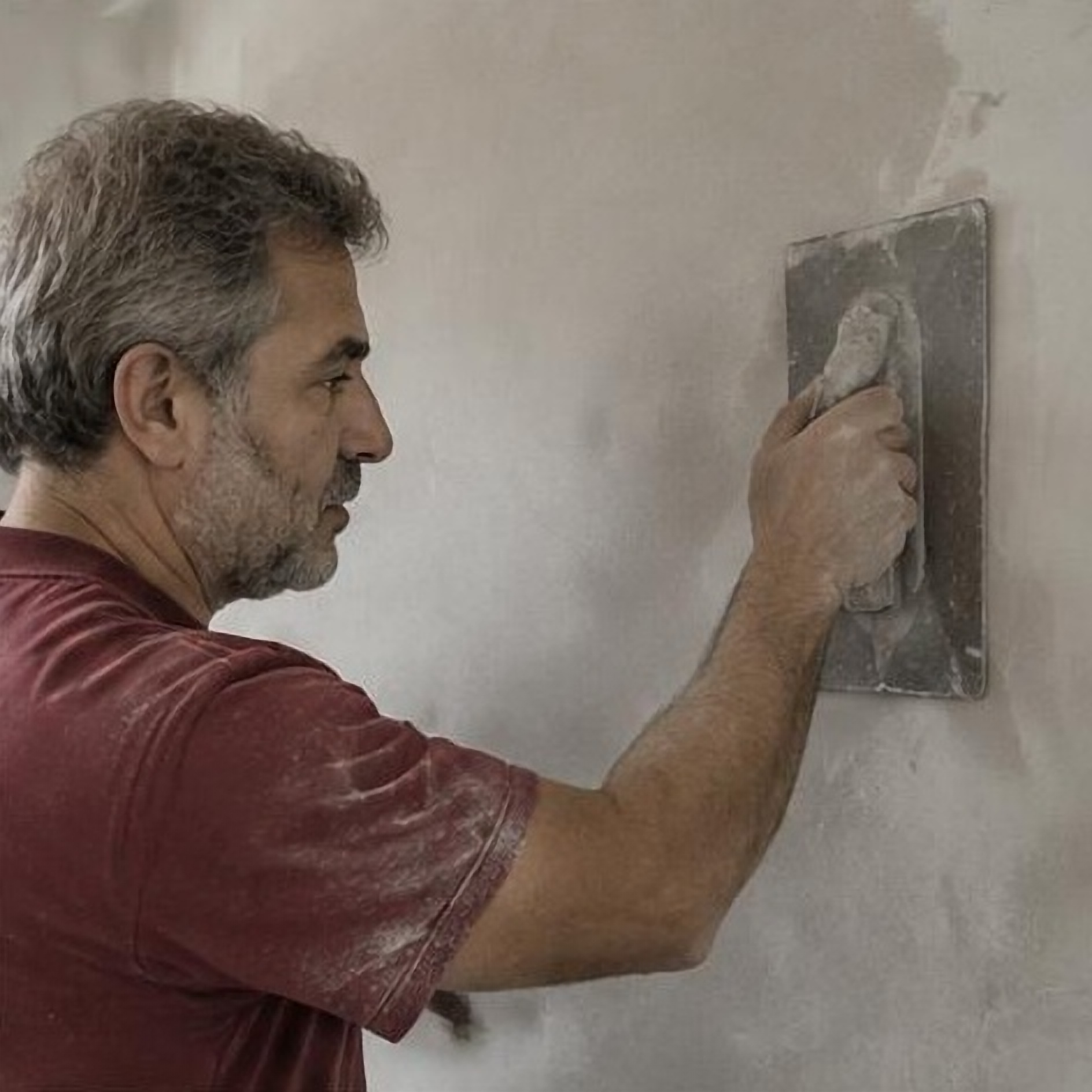 Alçı ile duvar yüzeyini hazırlayan usta